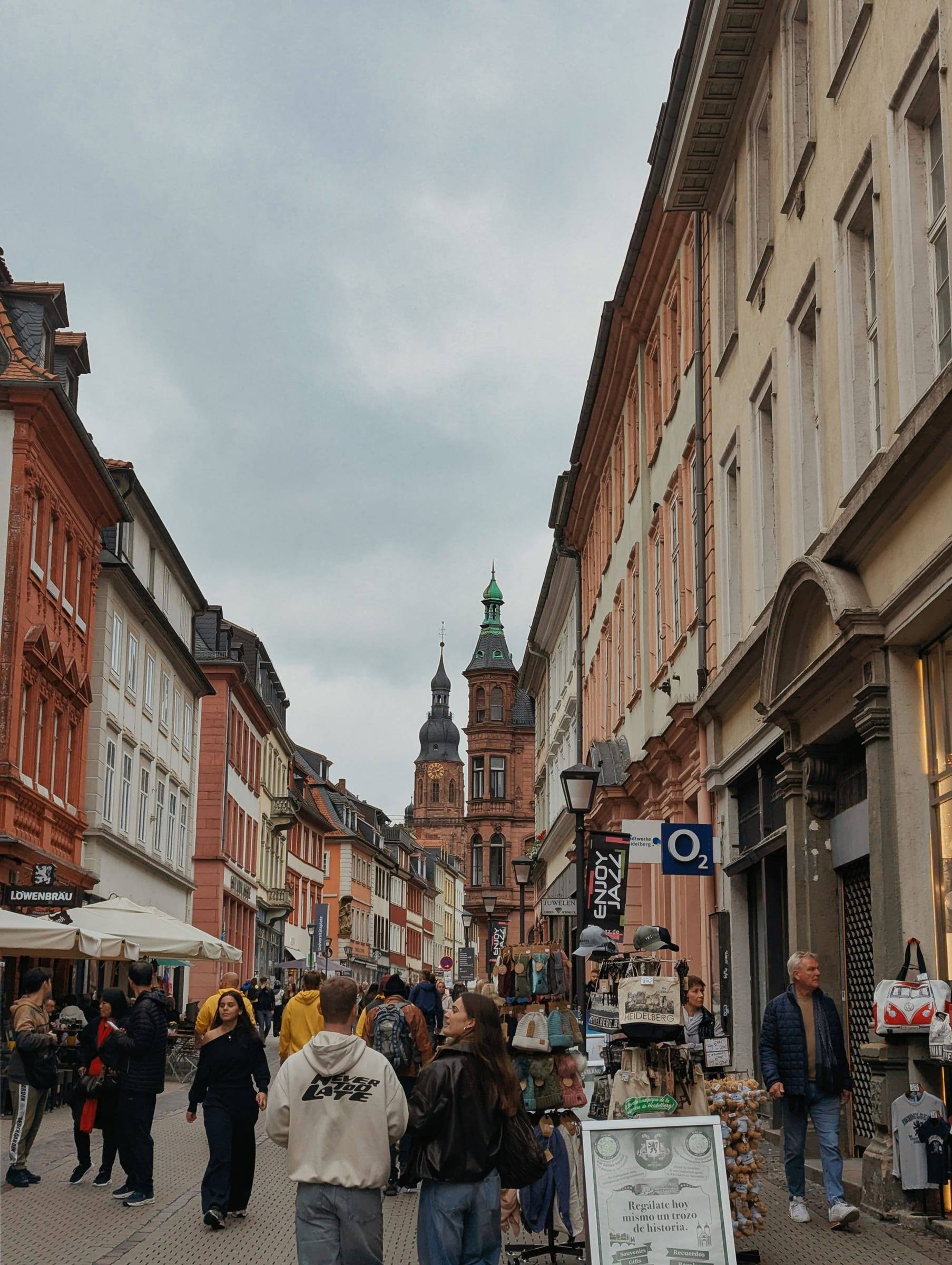 Belebte Hauptstraße in der Altstadt mit Blick auf den Turm der Heiliggeistkirche