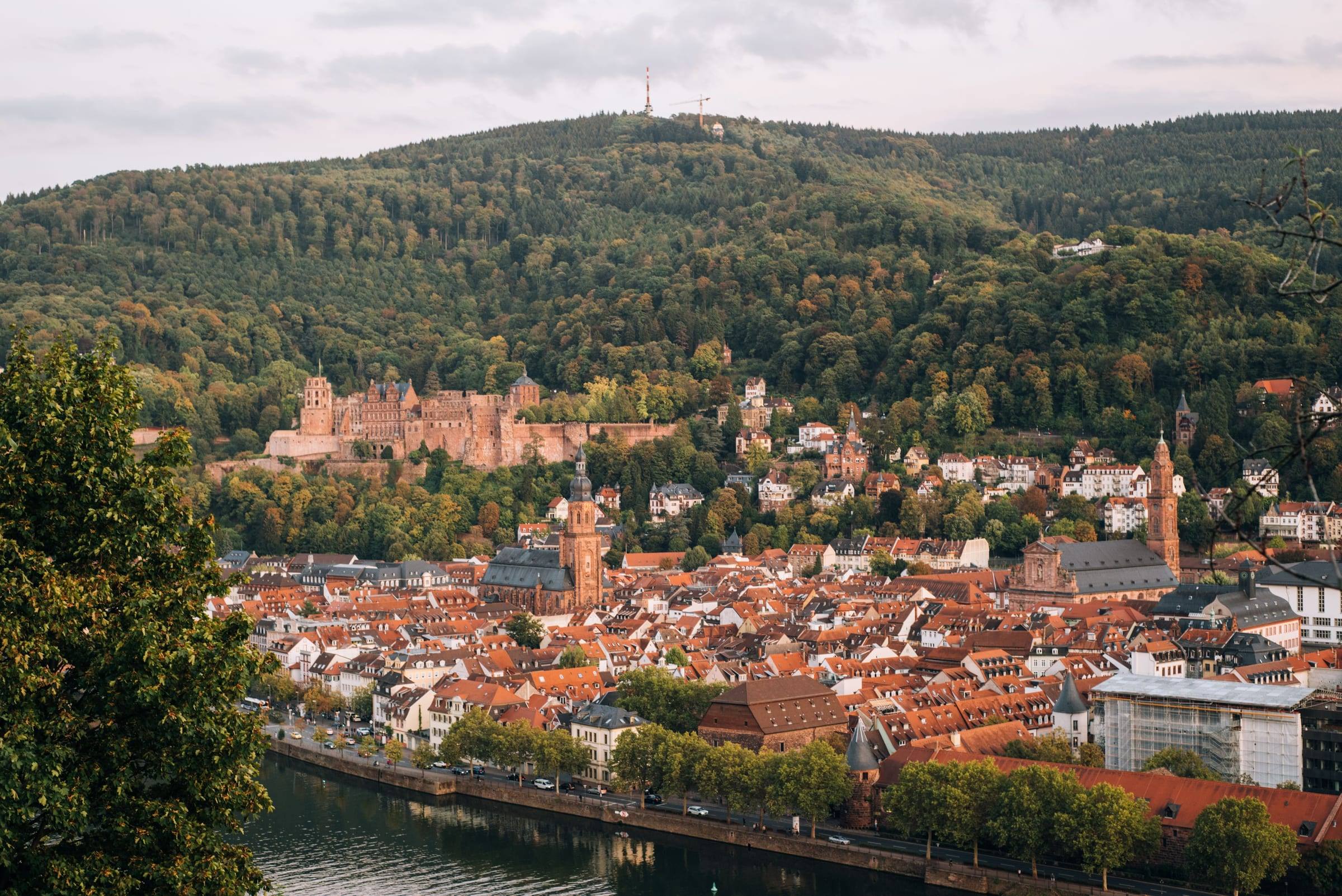 Heidelberger Schloss oberhalb der Altstadt und des Neckars, Blick auf die bewaldeten Hänge des Königstuhls